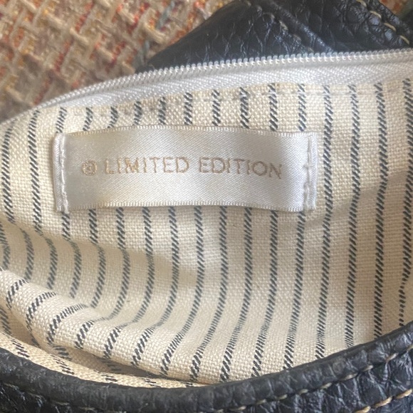 The Limited VTG Large Black Pebbled Leather Shoulder Bag with Gold Accents - Picture 2 of 16